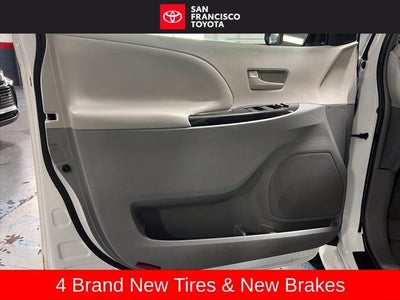 2013 Toyota Sienna LE 8 Passenger