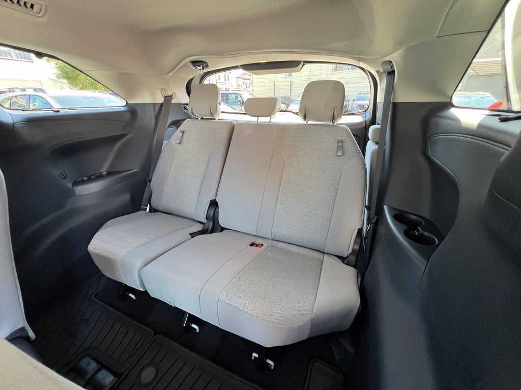 2026 Toyota Sienna LE 7 PASSENGER