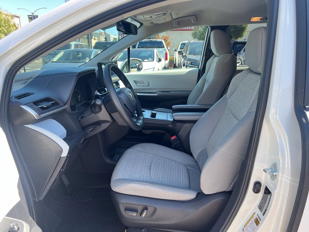 2026 Toyota Sienna LE 7 PASSENGERS