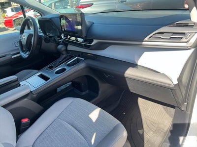 2026 Toyota Sienna LE 7 PASSENGERS