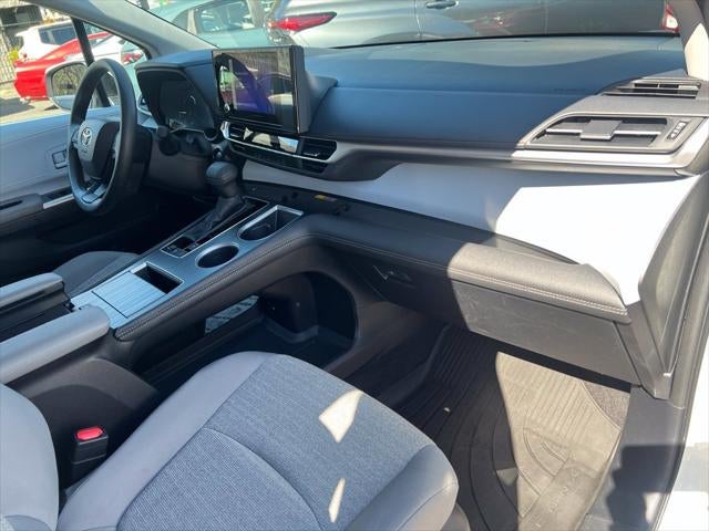 2026 Toyota Sienna LE 7 PASSENGERS