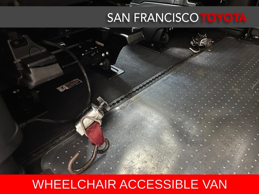 2017 Toyota Sienna SE 8 Passenger