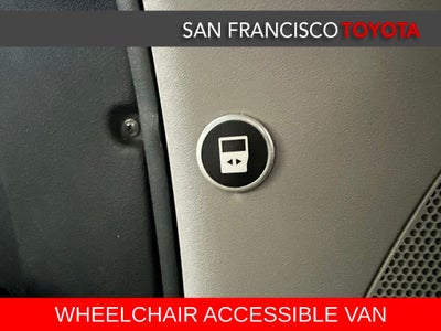 2017 Toyota Sienna SE 8 Passenger