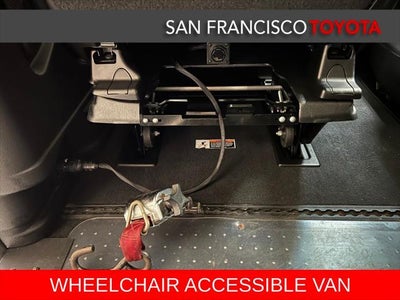 2017 Toyota Sienna SE 8 Passenger