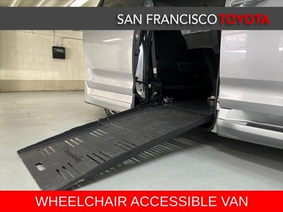 2017 Toyota Sienna SE 8 Passenger