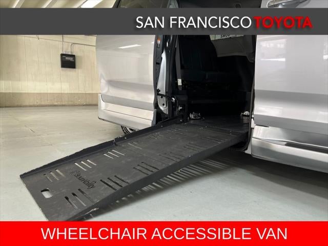 2017 Toyota Sienna SE 8 Passenger