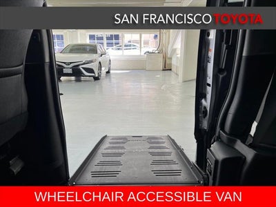 2017 Toyota Sienna SE 8 Passenger