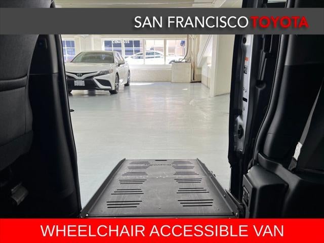 2017 Toyota Sienna SE 8 Passenger