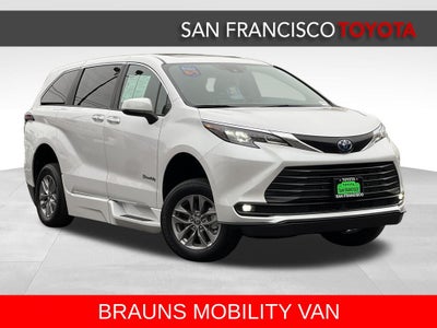 2025 Toyota Sienna XLE 8 Passenger