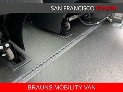 2025 Toyota Sienna XLE 8 Passenger