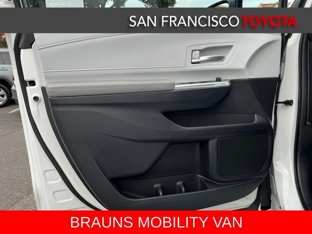 2025 Toyota Sienna XLE 8 Passenger