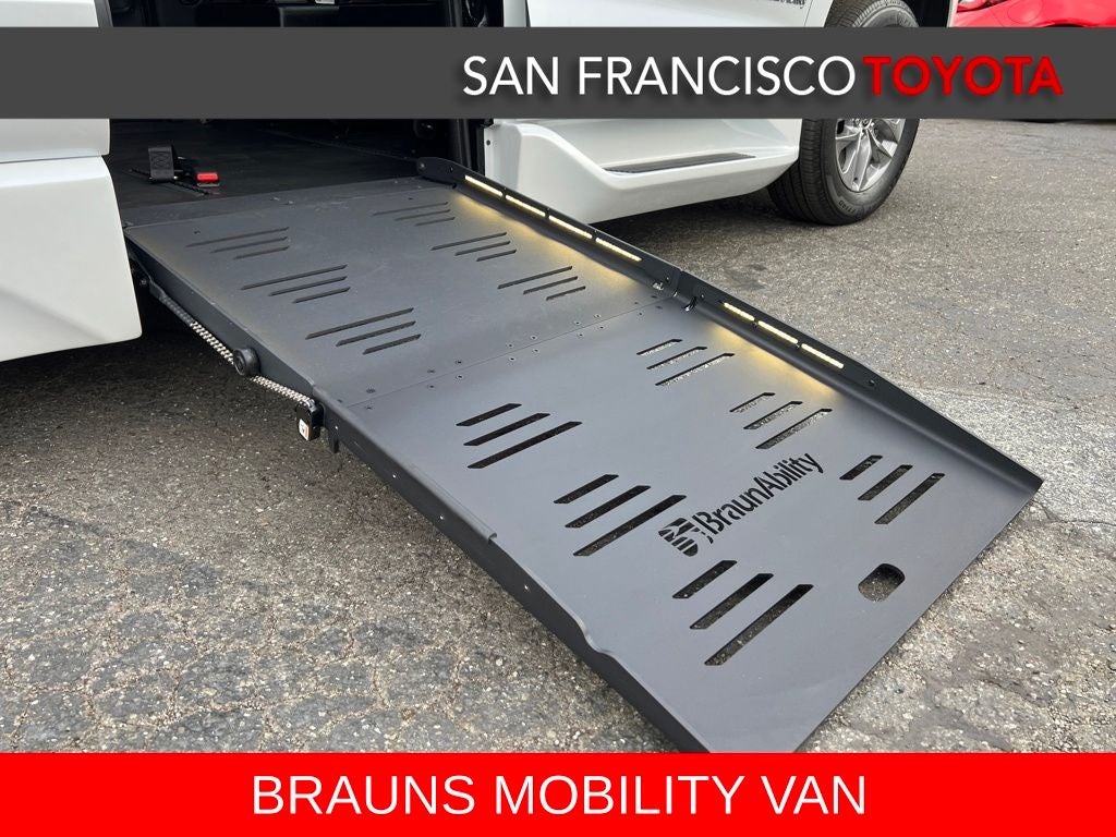 2025 Toyota Sienna XLE 8 Passenger