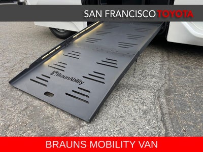 2025 Toyota Sienna XLE 8 Passenger