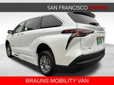 2025 Toyota Sienna XLE 8 Passenger