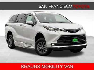 2025 Toyota Sienna XLE 8 Passenger