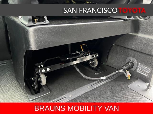 2025 Toyota Sienna XLE 8 Passenger