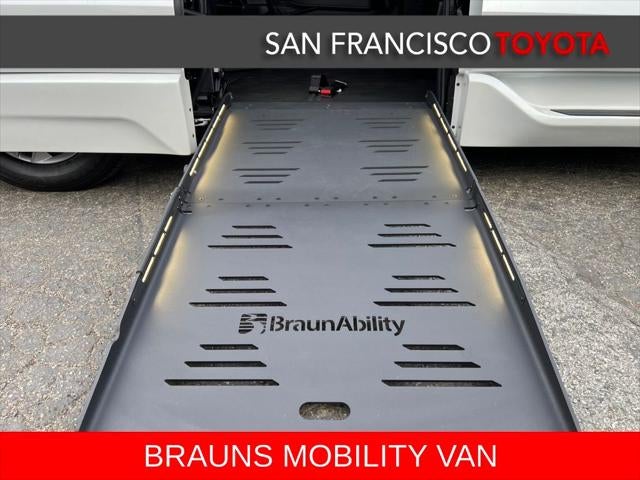 2025 Toyota Sienna XLE 8 Passenger