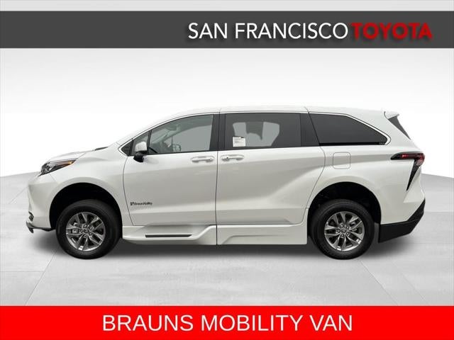 2025 Toyota Sienna XLE 8 Passenger