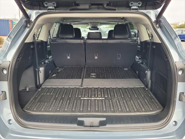 2022 Toyota Highlander Hybrid XLE AWD 8 Passenger 35 mpg