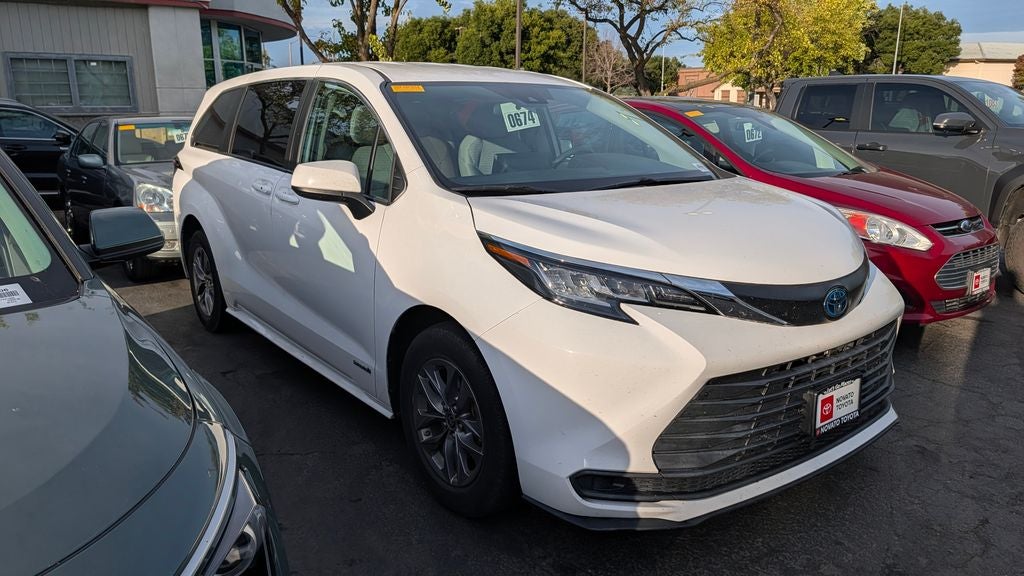 2021 Toyota Sienna LE 8 Passenger