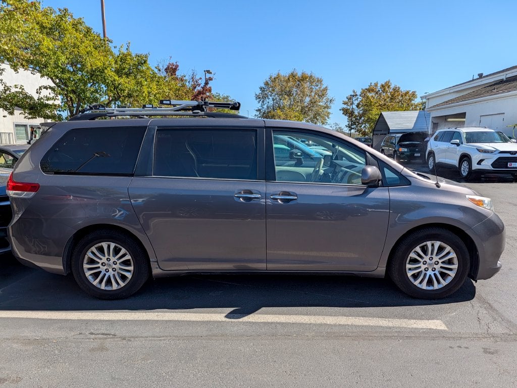 2014 Toyota Sienna XLE 8 Passenger