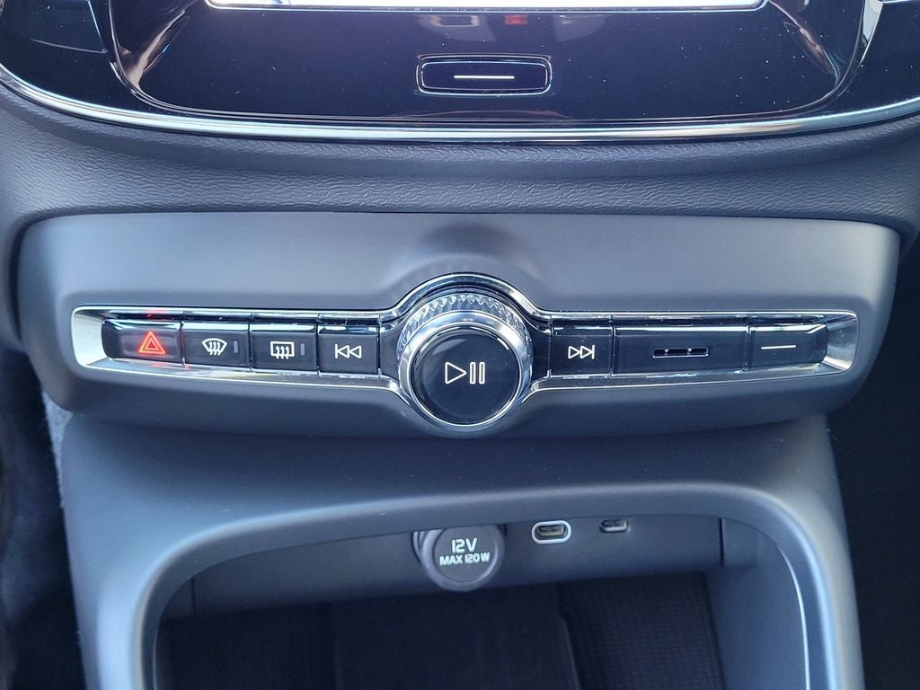 2025 Volvo EX40 Twin Motor Core